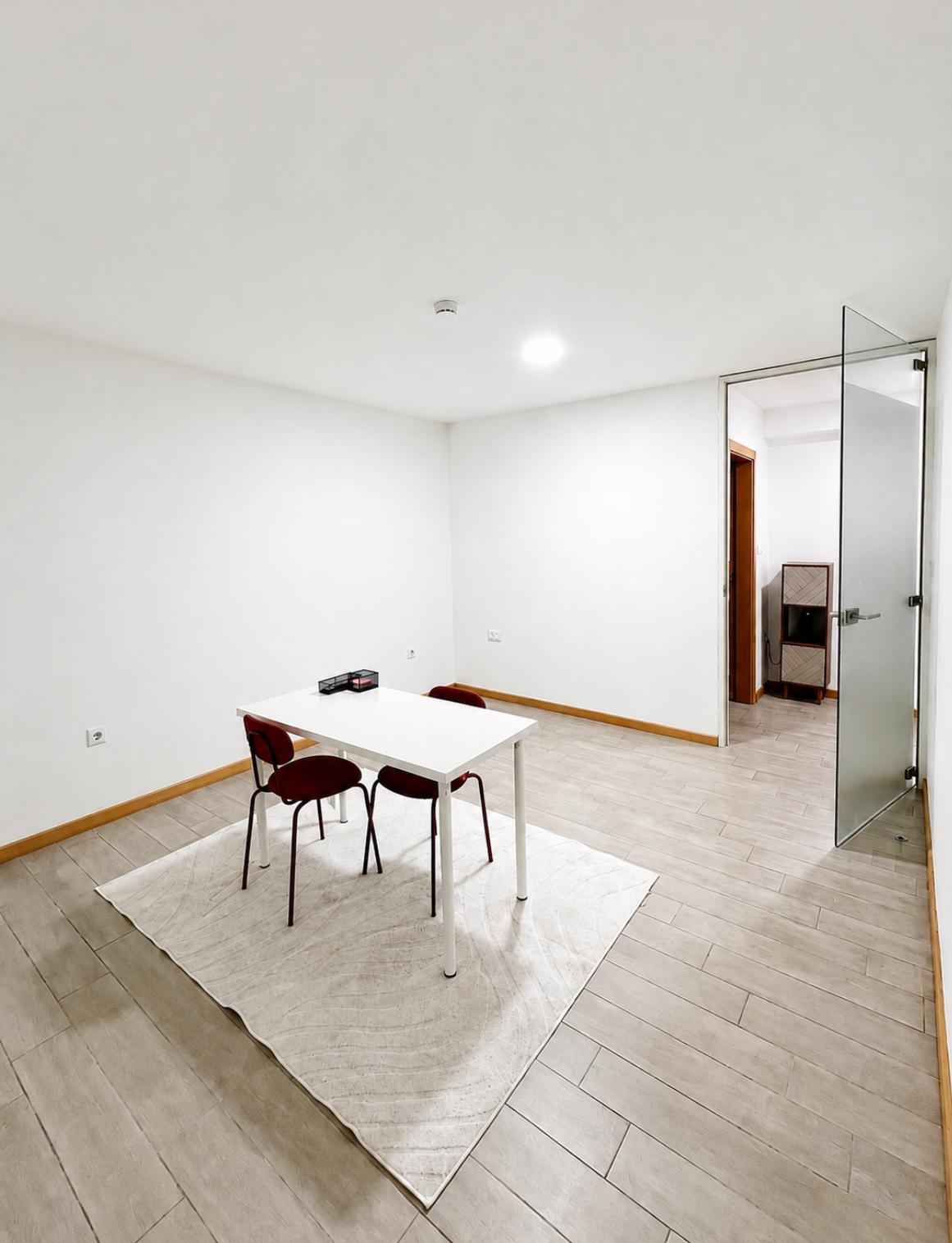 Sala menor de apoio individual, com mesa e tapete